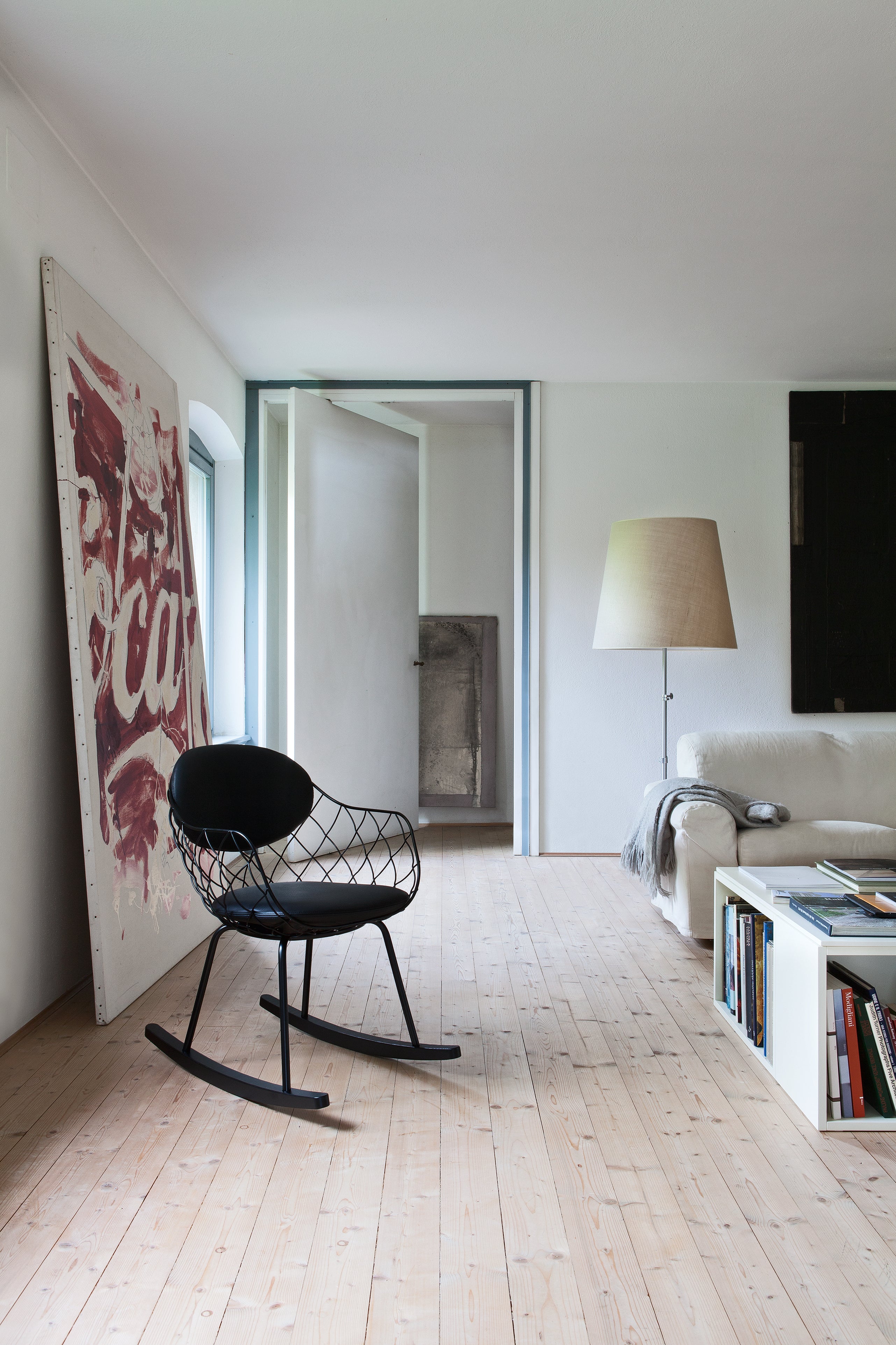 Fotel bujany PIÑA biały i drewno (skórzana poduszka) Magis    Eye on Design