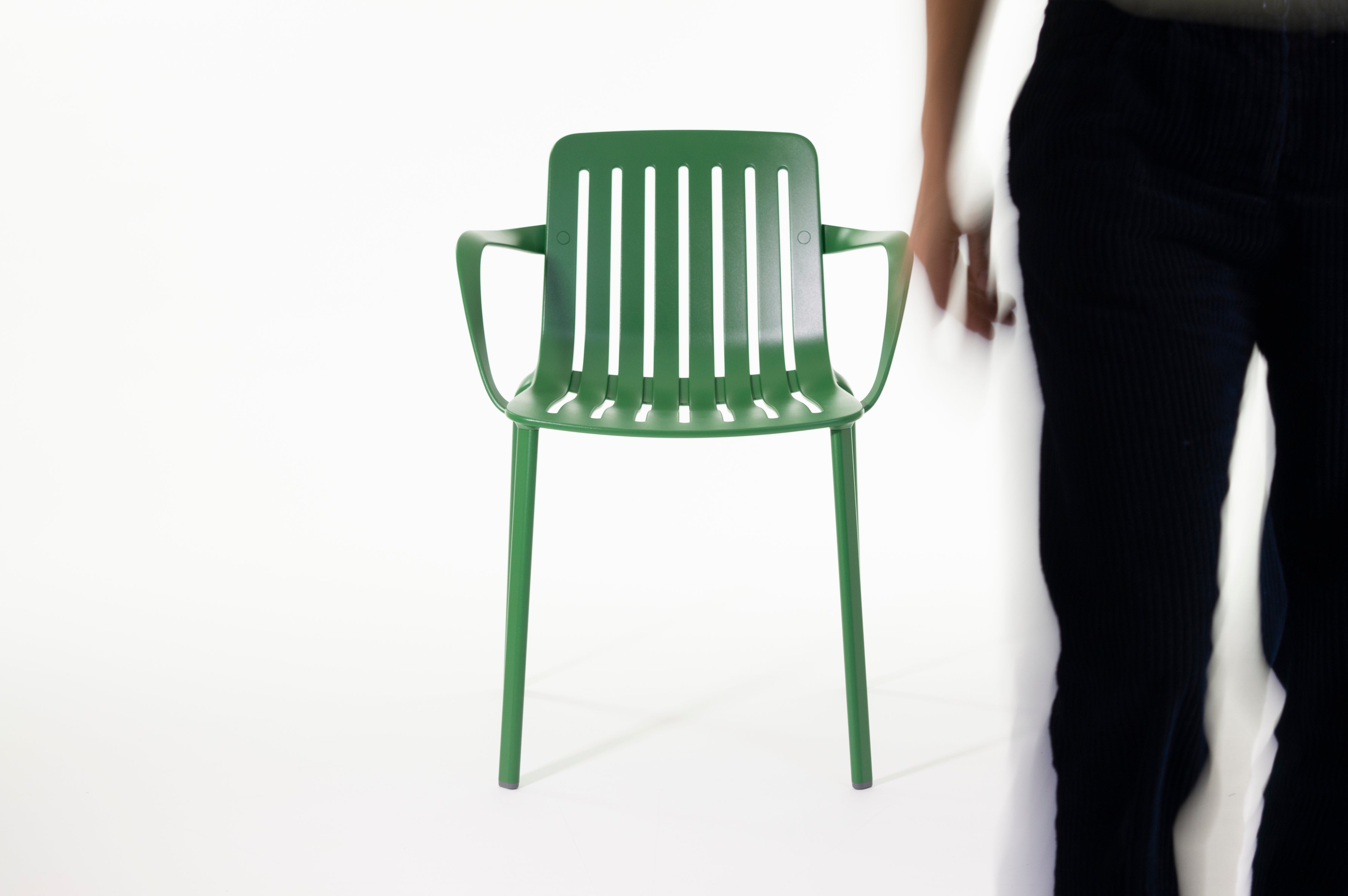 Krzesło zewnętrzne z podłokietnikami PLATO zielony Magis    Eye on Design
