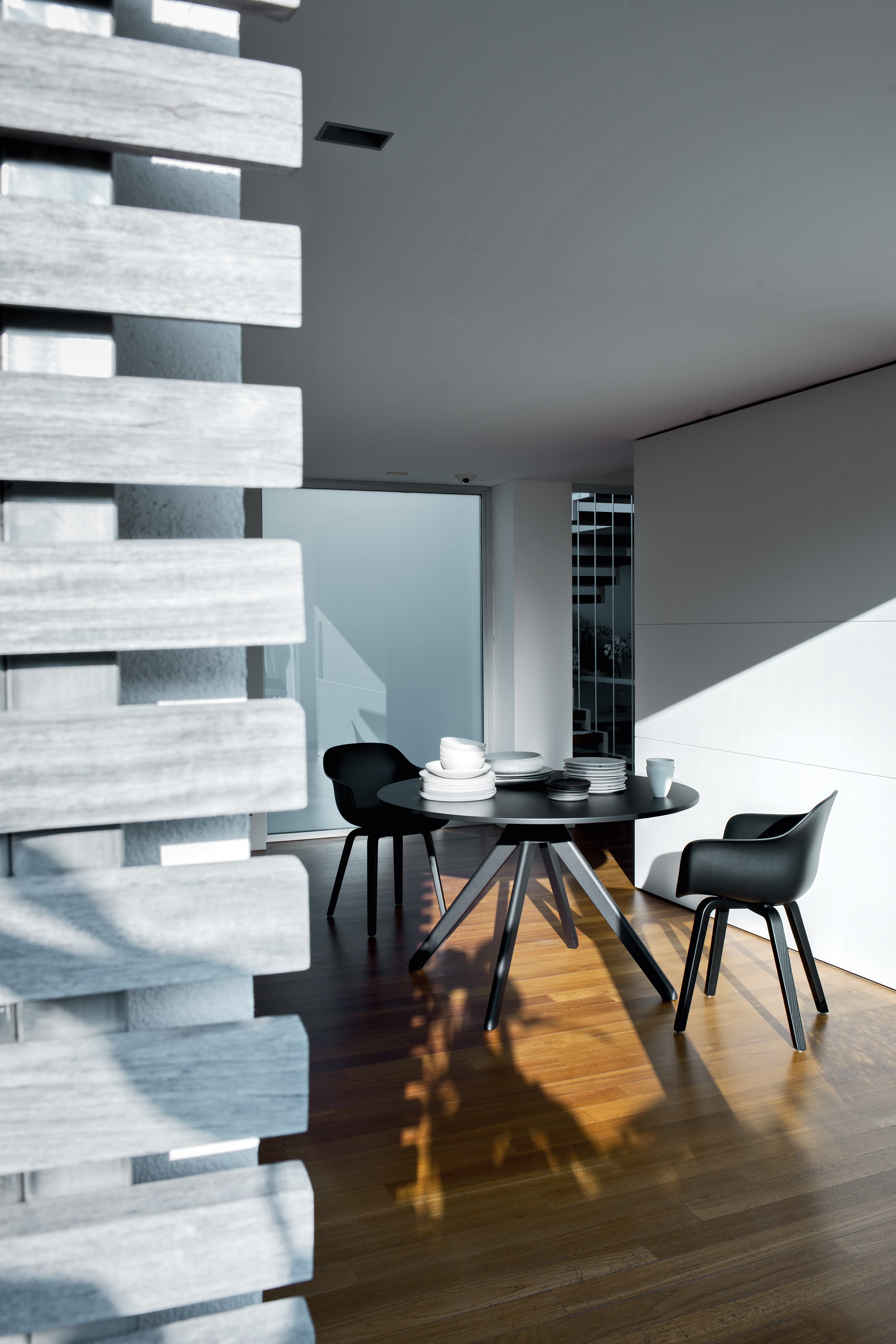Fotel SUBSTANCE z drewnianymi nogami czarny Magis    Eye on Design