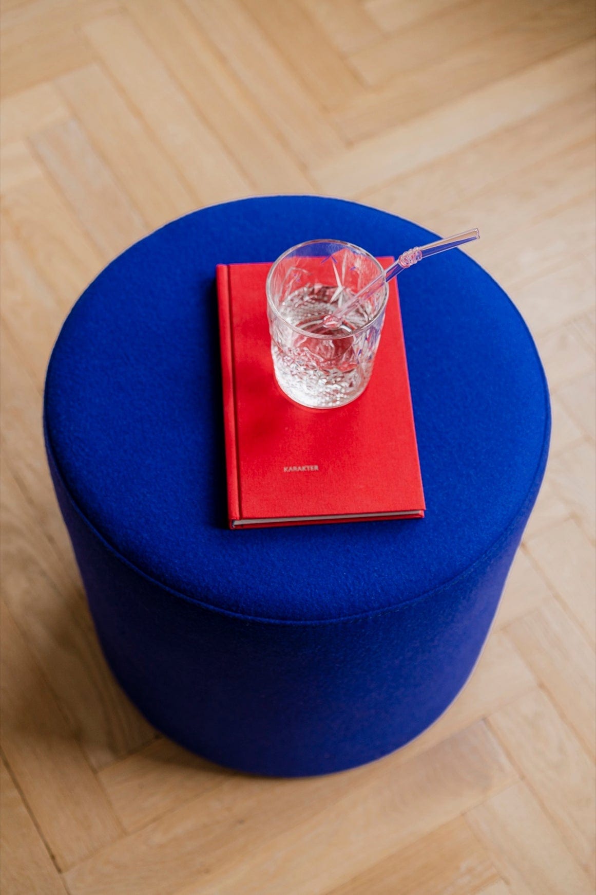 Puf wysoki FOLK niebieski do salonu – noo.ma